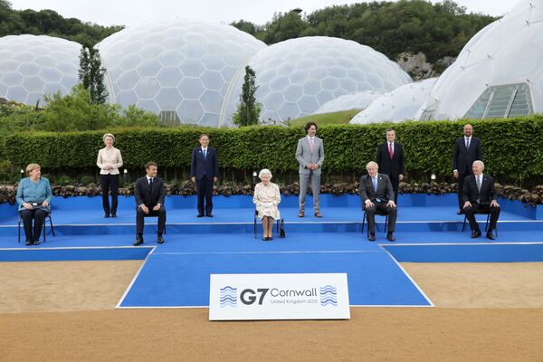 Лидеры стран-участниц саммита G7 во время группового фотографирования в Корнуолле. - Sputnik Молдова
