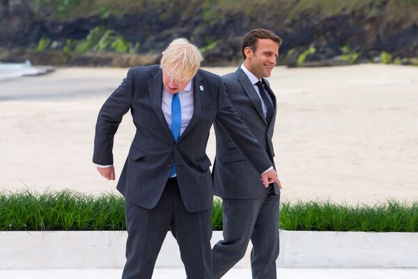 Британский премьер-министр Борис Джонсон и президент Франции Эммануэль Макрон в Корнуолле. - Sputnik Молдова
