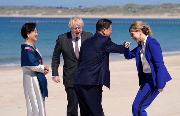 Британский премьер-министр Борис Джонсон с женой Керри во время встречи президентской четы из Южной Кореи в Корнуолле. - Sputnik Молдова