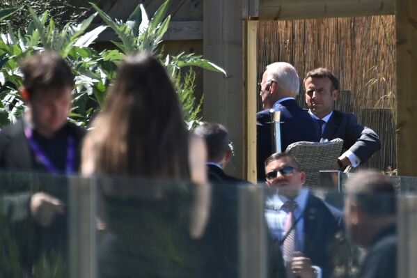 Президент Франции Эммануэль Макрон и президент США Джо Байден во время встречи в Корнуолле. - Sputnik Молдова