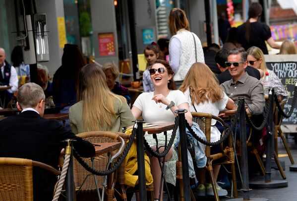 Vizitatorii unei cafenele de pe strada South Bank din Londra, Marea Britanie. - Sputnik Moldova