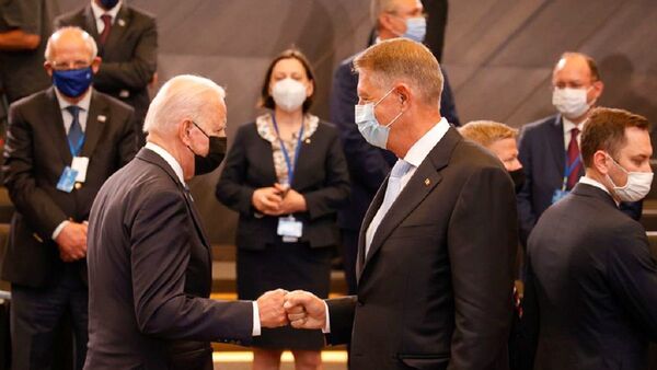 Klaus Iohannis și Joe Biden la summitul NATO de la Bruxelles - Sputnik Moldova-România