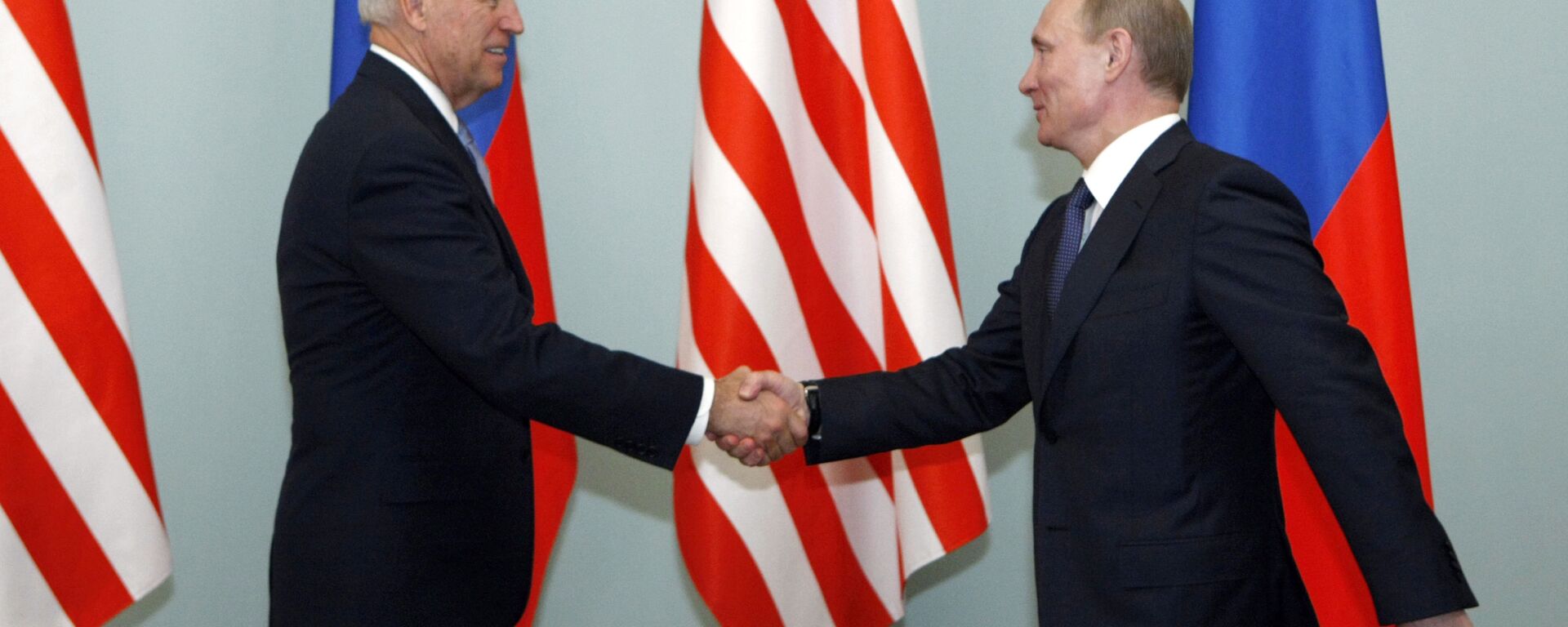  Владимир Путин и Джо Байден во время встречи в 2011 году - Sputnik Moldova-România, 1920, 15.06.2021