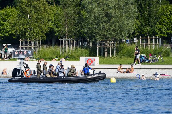 Polițiști pe o barcă în timp ce patrulau pe lacul Geneva - Sputnik Moldova