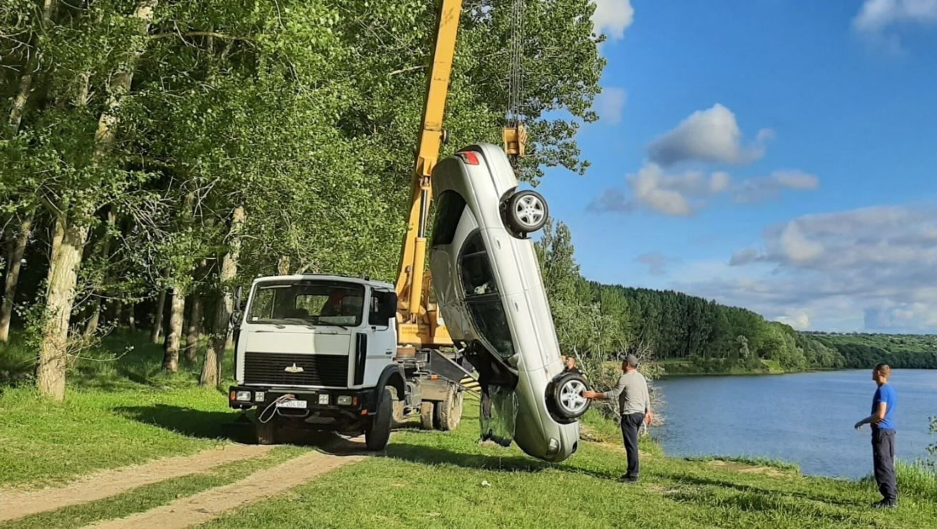 O mașină a fost scoasă din râul Nistru - Sputnik Moldova, 1920, 15.06.2021
