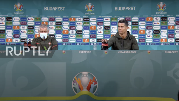 Hungary: Drink water - Ronaldo removes Euro 2020 sponsor Coca-Cola bottles during press conference - Sputnik Moldova-România