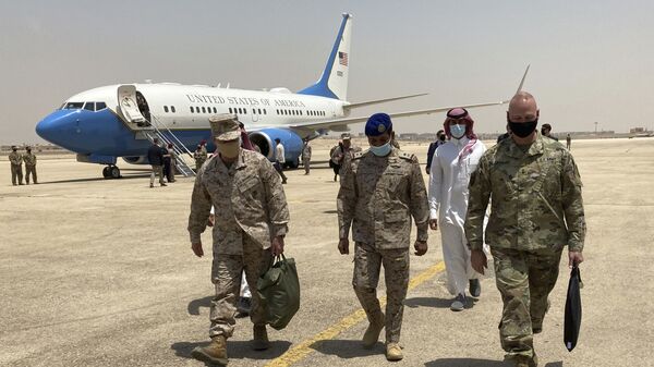 Генерал морской пехоты Фрэнк Маккензи, верховный командующий США на Ближнем Востоке (слева), прибывает в Эр-Рияд, Саудовская Аравия - Sputnik Moldova