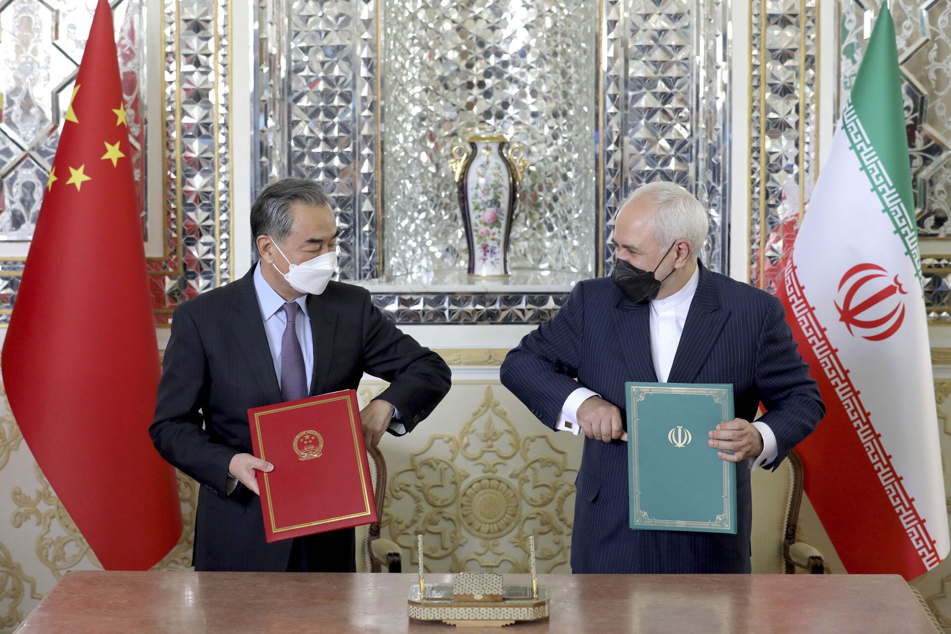 Министр иностранных дел Китая Ван И и министр иностранных дел Ирана Мохаммад Джавад Зариф во время подписания соглашения о всеобъемлющем стратегическом партнерстве в Тегеране - Sputnik Moldova, 1920, 20.07.2021