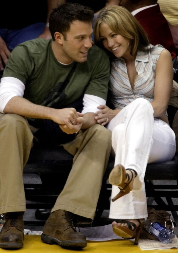 FILE PHOTO: Ben Affleck gets a smile from girlfriend Jennifer Lopez  during the Los Angeles Lakers San Antonio Spurs NBA Western Conference semifinal in Los Angeles May 11, 2003.   - Sputnik Молдова