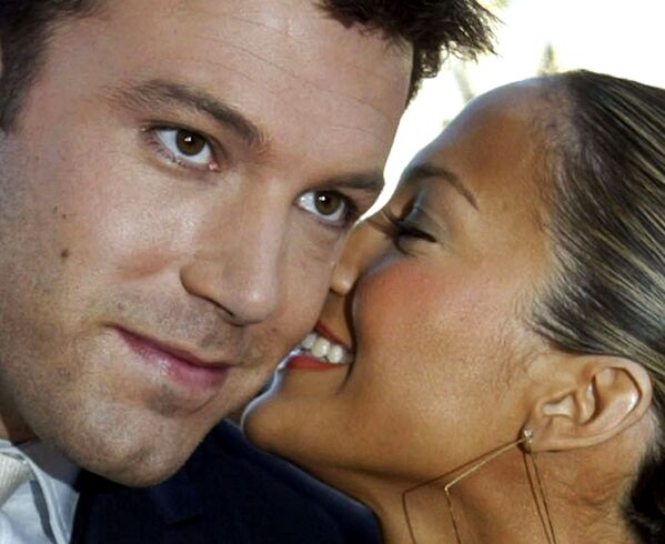 FILE PHOTO: Actor Ben Affleck, star of the new action film Daredevil listens to his fiancee, actress Jennifer Lopez as they arrive for the film's premiere in Los Angeles February 9, 2003. 
 - Sputnik Молдова