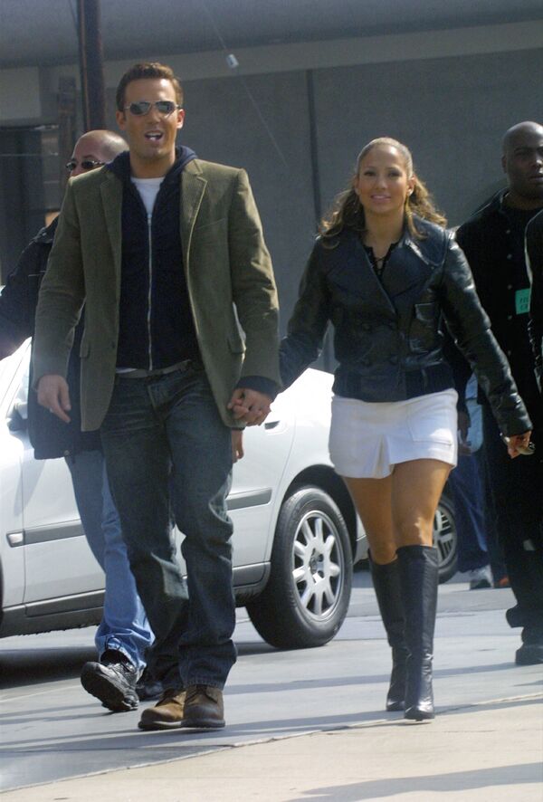 BEVERLY HILLS, CA - OCTOBER 20:  (FILE PHOTO) Actress/singer Jennifer Lopez and actor Ben Affleck hold hands while filming her new music video at Barefoot restaurant on October 20, 2002 in Beverly Hills, California. Lopez and Affleck have postponed their wedding due to a media frenzy over the plans and details. 
 - Sputnik Молдова
