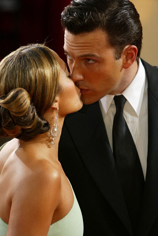 HOLLYWOOD - MARCH 23:  (FILE PHOTO) Actor Ben Affleck kisses fiancee, actress Jennifer Lopez at the 75th Annual Academy Awards at the Kodak Theater on March 23, 2003 in Hollywood, California. Lopez and Affleck postponed their wedding, which was scheduled for this weekend, and has now reportedly spit up, possibly temporarily.   - Sputnik Молдова