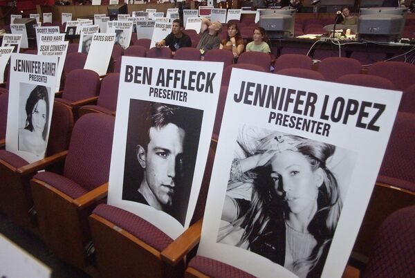 Place holder cards for Ben Affleck and Jennifer Lopez are seen in the seats at the Kodak Theatre in Los Angeles, Friday, March 21, 2003. Preparations continue for the Oscars on Sunday.  The Academy Awards will go on despite the war in Iraq and only extraordinary circumstances might force organizers to postpone the show or yank it off television, Oscar planners said Friday.  - Sputnik Молдова