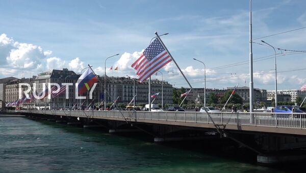 Switzerland: Russian and US flags fly on Mont Blanc Bridge in Geneva ahead of upcoming summit - Sputnik Moldova-România