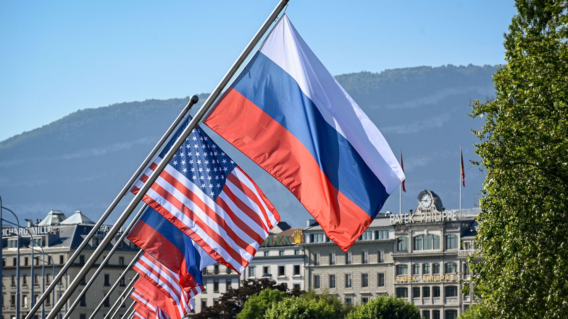 Drapelele SUA și Rusiei pe Podul Mont-Blanc de la Geneva înaintea summit-ului Putin-Biden - Sputnik Moldova-România, 1920, 15.06.2021