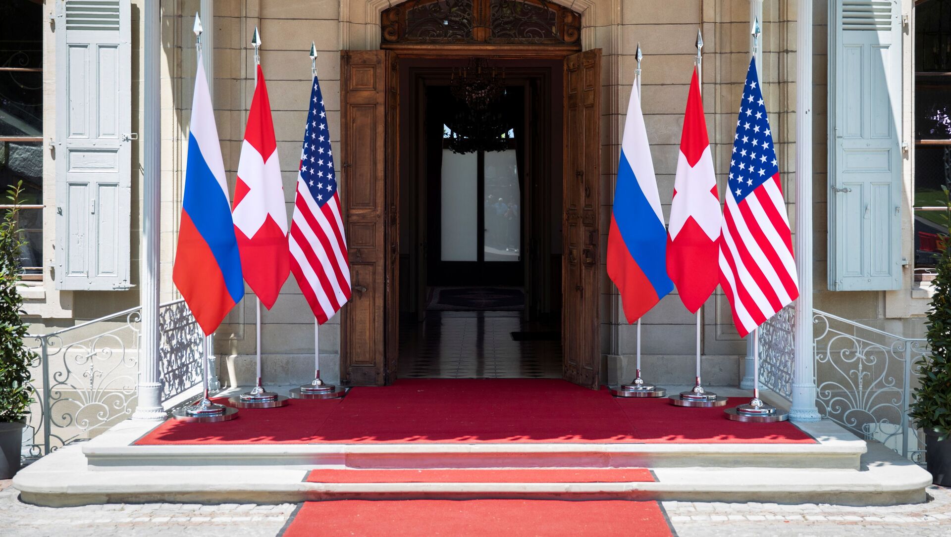 Флаги России, США и Швейцарии перед входом на виллу Ла Гранж в Женеве, Швейцария - Sputnik Moldova, 1920, 16.06.2021