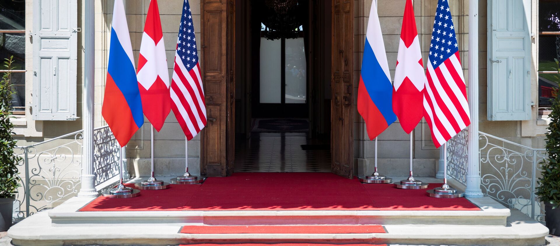 Флаги России, США и Швейцарии перед входом на виллу Ла Гранж в Женеве, Швейцария - Sputnik Moldova-România, 1920, 16.06.2021