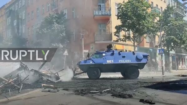 Germany: Police use water cannon as barricades set on fire outside Berlin squat - Sputnik Moldova-România