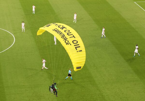 Protestatar Greenpeace în timpul meciului Euro 2020 dintre Germania și Franța  - Sputnik Moldova-România