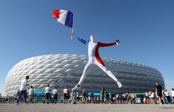 Fanii echipei naționale a Franței la stadion înainte de meciul dintre Franța și Germania la Euro 2020  - Sputnik Moldova-România