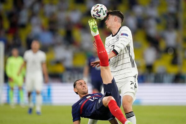 Jucători de fotbal din Germania și Franța în timpul meciului de la Euro 2020  - Sputnik Moldova-România