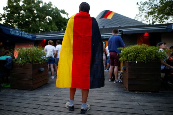 Un fan al echipei naționale germane care urmărește meciul dintre naționalele Germaniei și Franței la Euro 2020  - Sputnik Moldova-România