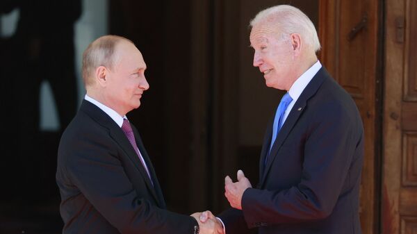 Președintele rus, Vladimir Putin și liderul american, Joe Biden în timpul summitului de la Geneva - Sputnik Moldova-România