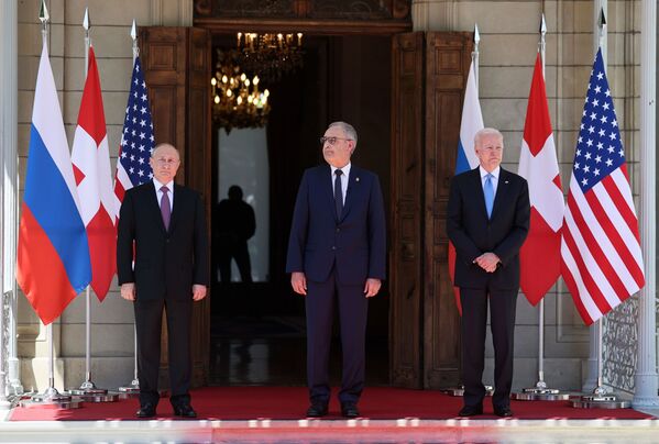 Președintele Rusiei Vladimir Putin, președintele Confederației Elvețiene Guy Parmelin și președintele SUA Joe Biden în timpul întâlnirii la Villa La Grange din Geneva - Sputnik Moldova