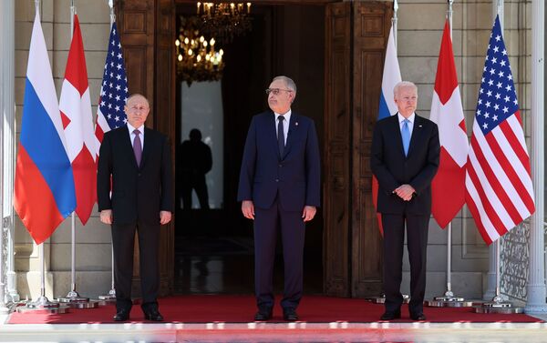 16 iunie 2021. Președintele rus Vladimir Putin, președintele Confederației Elvețiene Guy Parmelin și președintele SUA Joe Biden (de la stânga la dreapta) în timpul întâlnirii la Villa La Grange din Geneva. - Sputnik Moldova-România