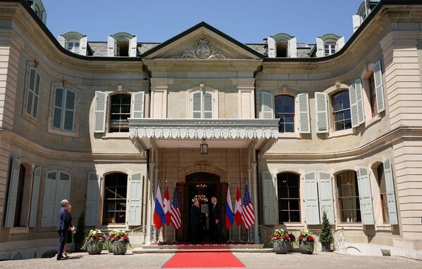 Președintele SUA Joe Biden și președintele rus Vladimir Putin dau mâna când ajung la summit-ul SUA-Rusia la Villa La Grange din Geneva, Elveția, 16 iunie 2021. - Sputnik Moldova-România