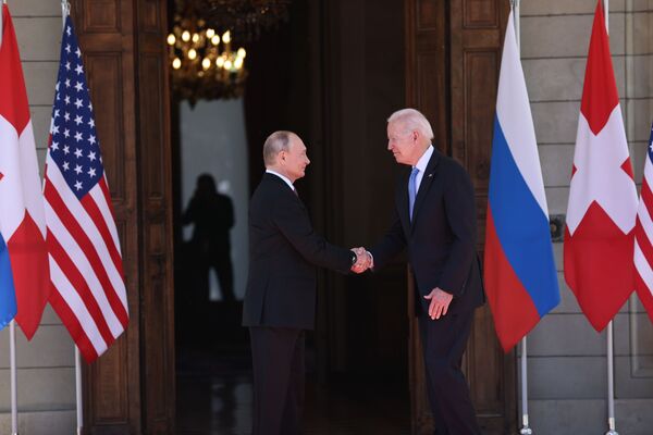 Președintele Rusiei Vladimir Putin și președintele SUA Joe Biden în timpul întâlnirii la Geneva  - Sputnik Moldova