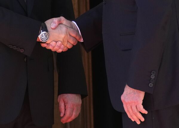 Strângere de mână între Vladimir Putin și Joe Biden  - Sputnik Moldova