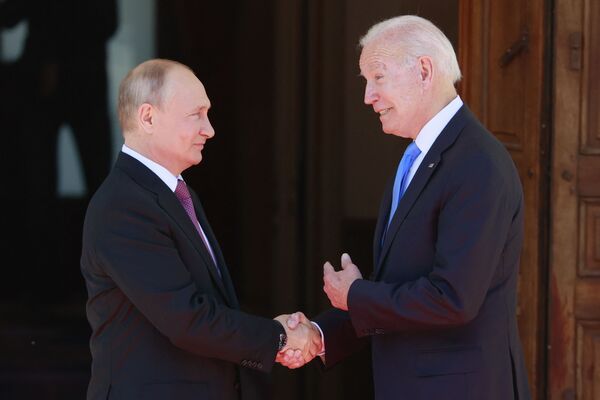 Președintele rus Vladimir Putin (L) dă mâna cu președintele american Joe Biden înainte de întâlnirea lor la „Villa la Grange” din Geneva, la 16 iunie 2021. - Sputnik Moldova-România