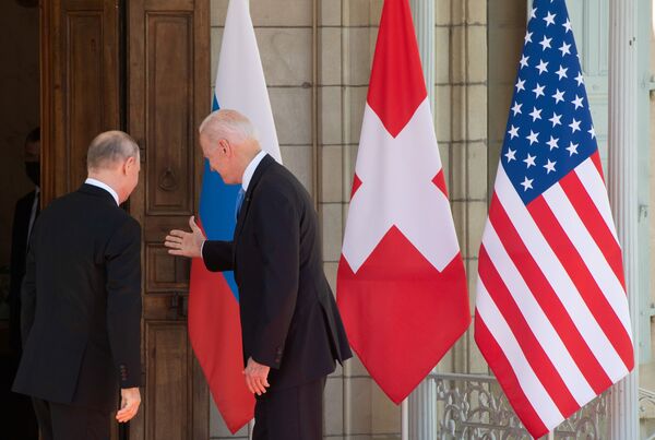 Președintele american Joe Biden și președintele rus Vladimir Putin ajung la summitul SUA-Rusia la Villa La Grange din Geneva, Elveția, 16 iunie 2021. - Sputnik Moldova-România