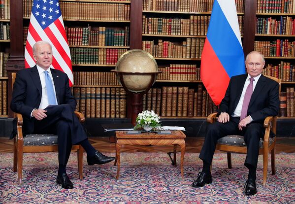 16 iunie 2021. Președintele rus Vladimir Putin și președintele SUA Joe Biden (stânga) în timpul întâlnirii la Geneva la Villa La Grange. - Sputnik Moldova-România