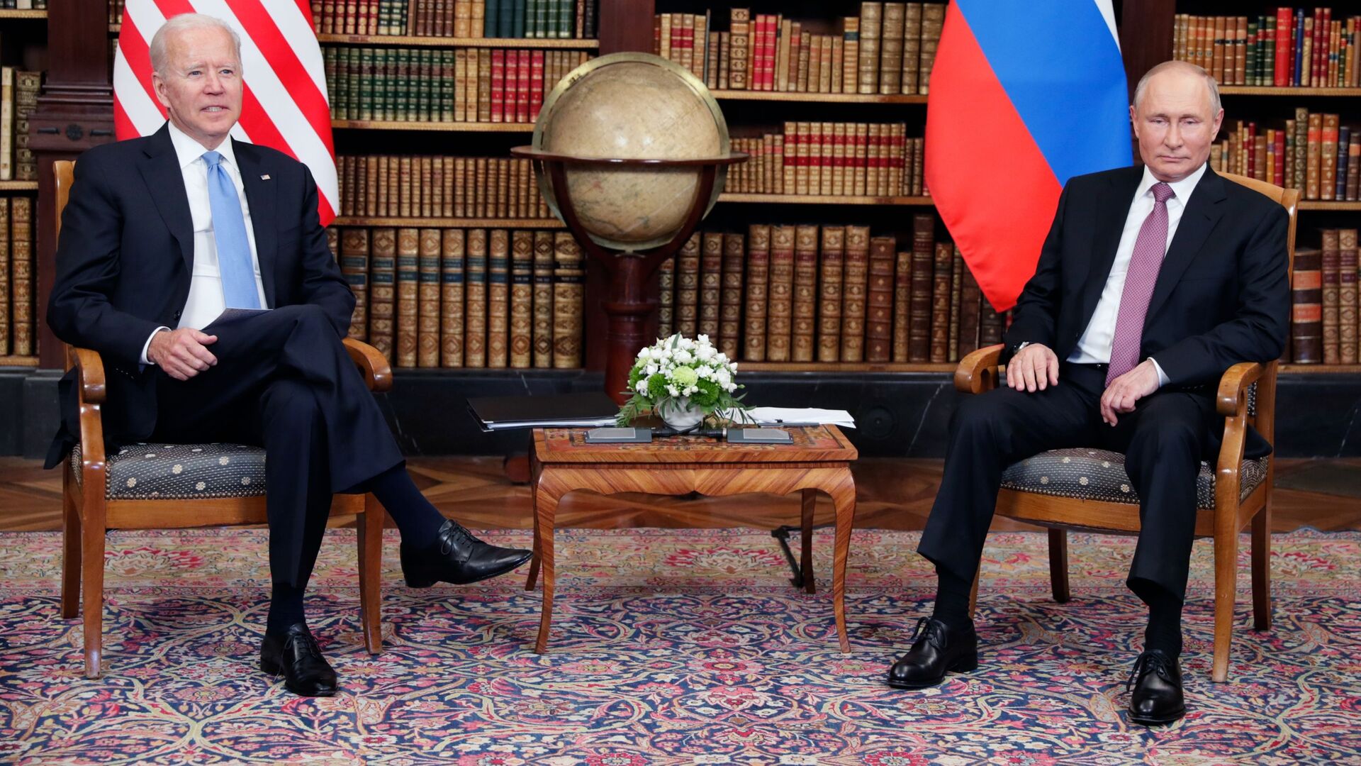 Президент РФ Владимир Путин и президент США Джо Байден во время встречи в Женеве на вилле Ла Гранж - Sputnik Moldova, 1920, 17.06.2021