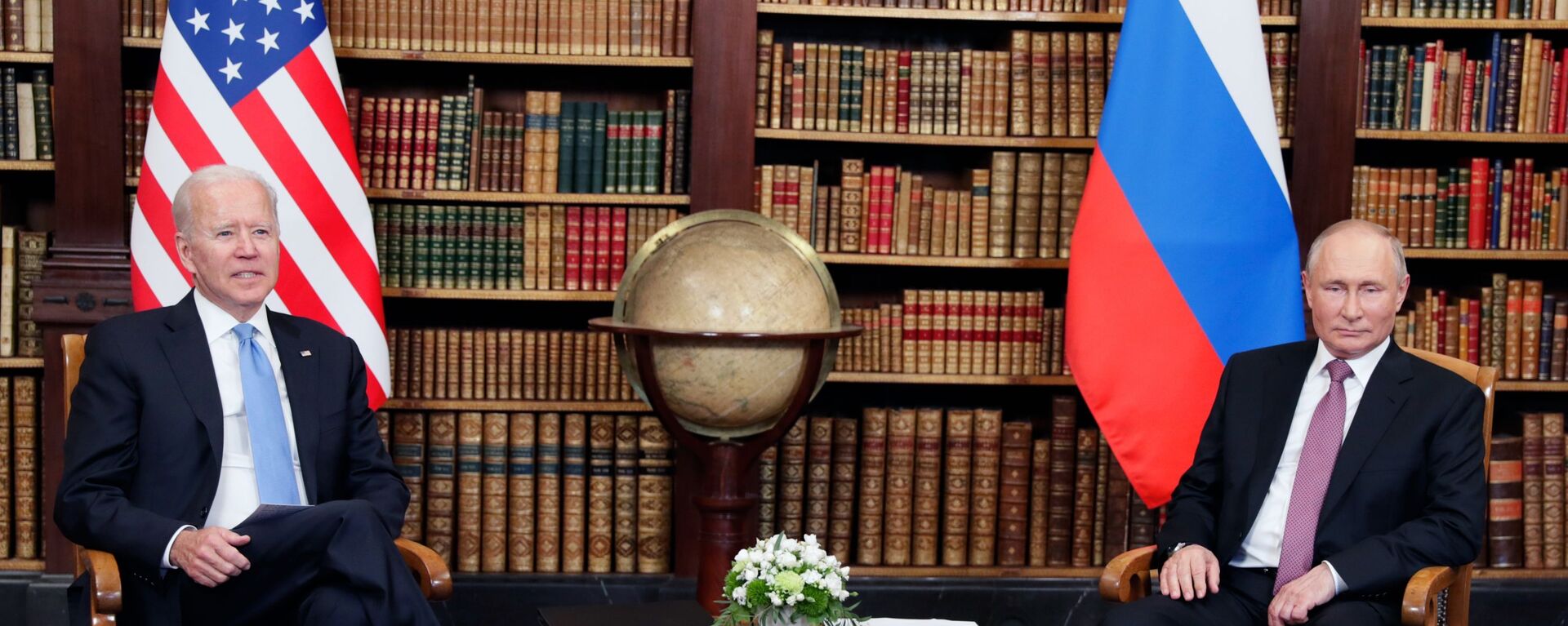 Президент РФ Владимир Путин и президент США Джо Байден во время встречи в Женеве на вилле Ла Гранж - Sputnik Молдова, 1920, 29.11.2021