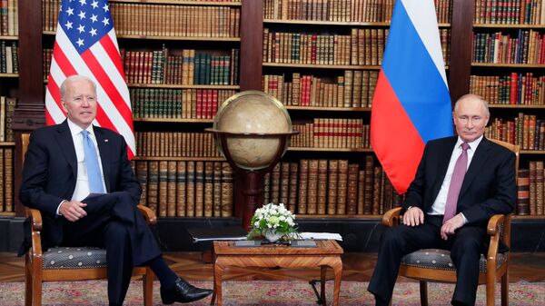 Президент РФ Владимир Путин и президент США Джо Байден во время встречи в Женеве на вилле Ла Гранж - Sputnik Moldova-România