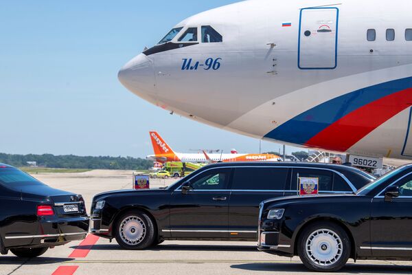 Лимузин с президентом России Владимиром Путиным покидает аэропорт перед саммитом США и России в женевском аэропорту Куантрен, Швейцария - Sputnik Молдова