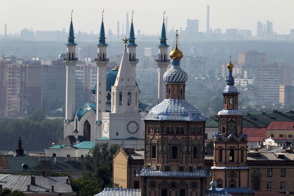 Vedere a Catedralei Petru și Pavel, Turnul Spasskaya al Kremlinului din Kazan și Moscheea Kul Sharif  - Sputnik Moldova-România