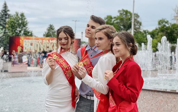 Тираспольские выпускники-медалисты  - Sputnik Молдова