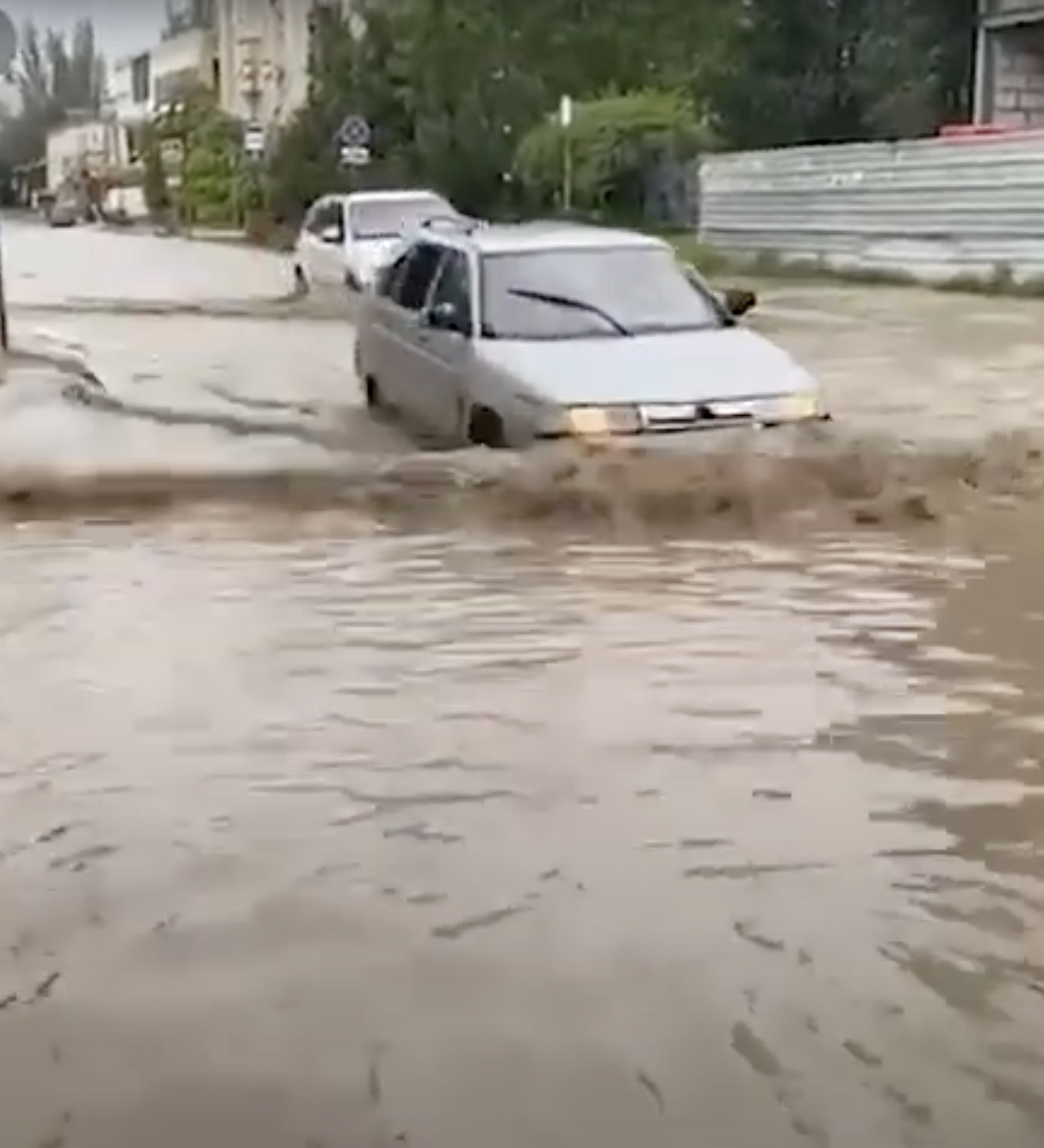 Потоп в Керчи 2021. Наводнение на Петрозаводской 16 а. Потоп в Керчи 2021 Апекс нет. Паводок 21 года