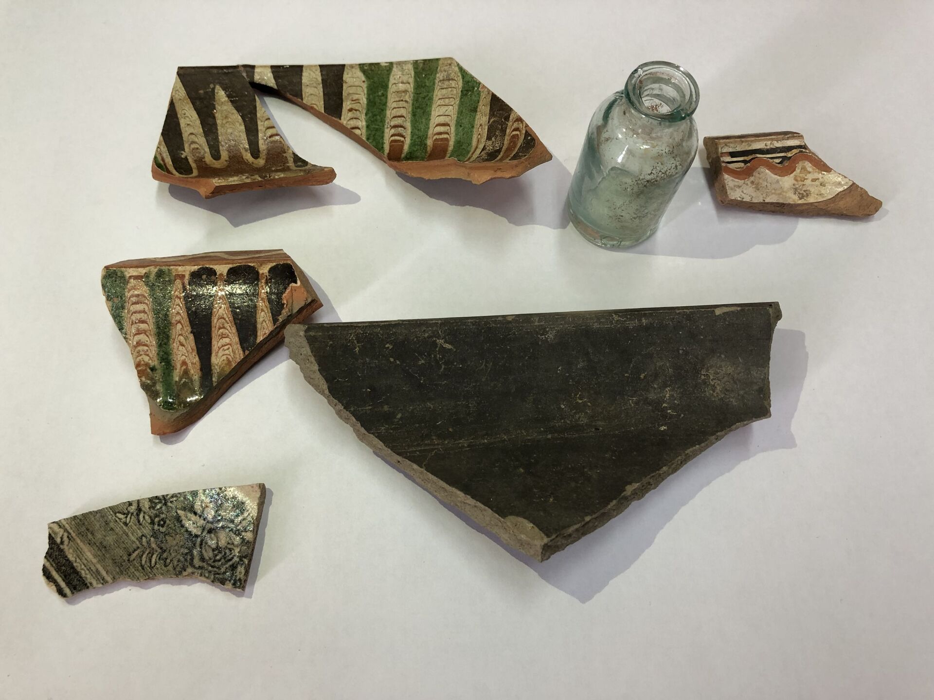Фрагменты керамических изделий, найденных в ходе спасательных археологических работ - Sputnik Молдова, 1920, 20.07.2021