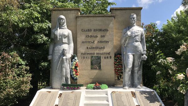 В городах и селах Молдовы сохраняют память о павших в Великой Отечественной. Мемориал в селе Олэнешты - Sputnik Молдова