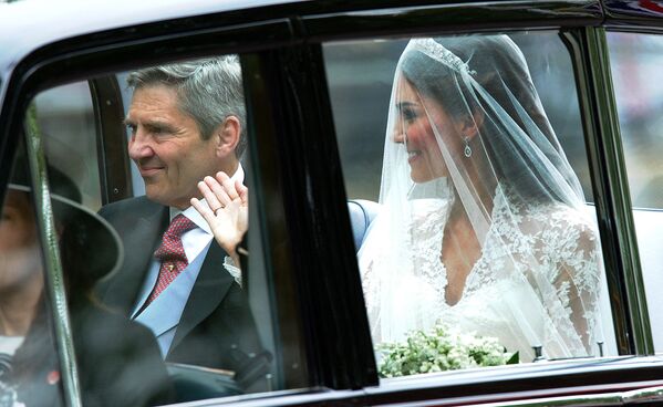 Кейт Миддлтон в сопровождении отца Майкла Миддлтона в день своей свадьбы, 2011 год. - Sputnik Молдова