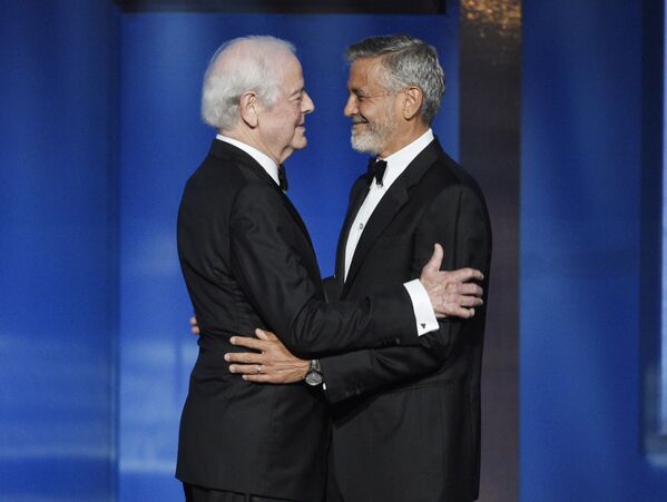 Актер и режиссер Джордж Клуни приветствует своего отца Ника Клуни на церемонии вручения премии в Лос-Анджелесе. - Sputnik Молдова