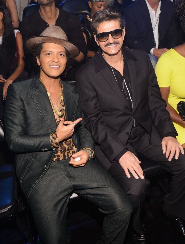 Bruno Mars și tatăl său Peter Hernandez participă la ceremonia de decernare a premiilor MTV din cartierul Brooklyn din New York - Sputnik Moldova