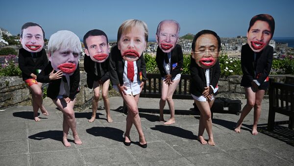 Экологические активисты Extinction Rebellion позируют с лицами лидеров G7 на демонстрации во время саммита G7 в Британии - Sputnik Молдова