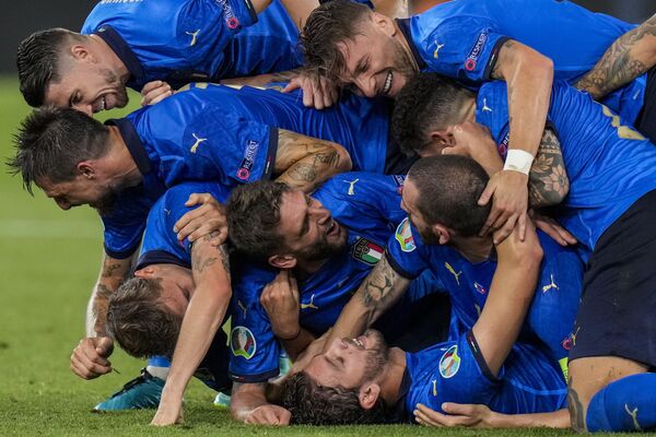 Игроки сборной Италии празднуют свой второй гол во время матча группы А чемпионата ЕВРО-2020 между сборными Италии и Швейцарии на олимпийском стадионе в Риме, Италия - Sputnik Молдова