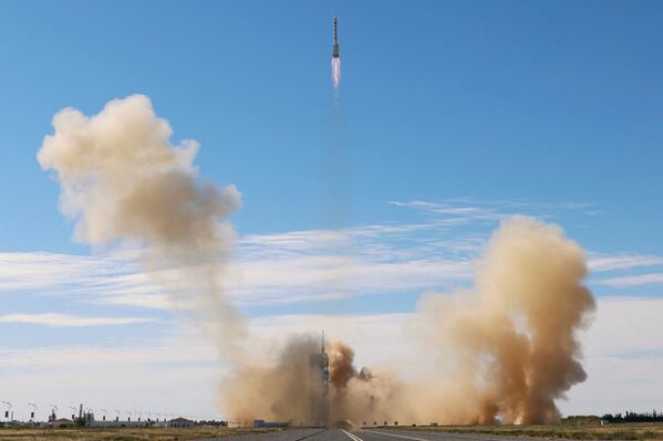 Ракета Long March-2F Y12 с космическим кораблем Shenzhou-12 и тремя астронавтами взлетает с космодрома Цзюцюань для первой пилотируемой миссии Китая по строительству своей космической станции - Sputnik Молдова